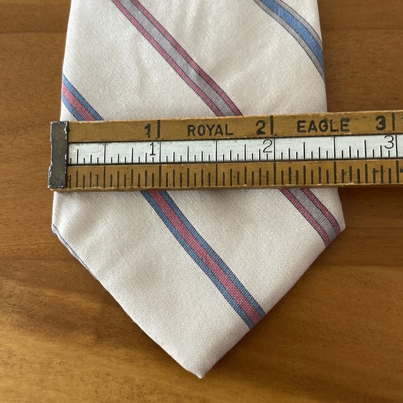 Stringbeans Plus Skinny tie 100% silk Made in USA Cream with red and blue strips - Picture 2 of 4